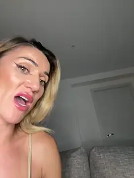 Snapshot of CamyBlossom chatting on October 15, 2025, 4:51 pm CamyBlossom online show from October 15, 2025, 4:51 pm