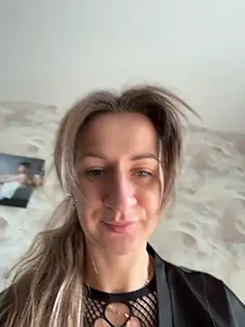 EvvaMur online show from April 15, 2026, 1:56 am