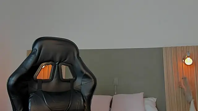 Snapshot of luccia_smith chatting on February 15, 2026, 2:19 am luccia smith online show from February 15, 2026, 2:19 am