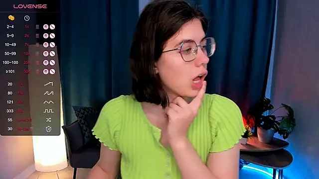 BellaCaress online show from October 3, 2025, 7:16 am