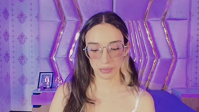 Emilia Bons online show from October 29, 2025, 1:35 pm