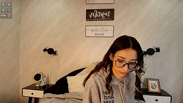 Emilia Bons online show from February 24, 2026, 1:42 pm