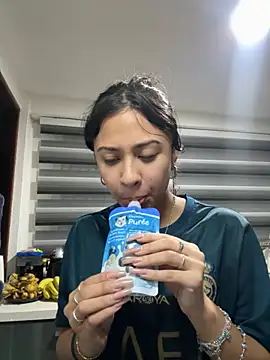 lynn9000 online show from November 19, 2025, 4:56 am