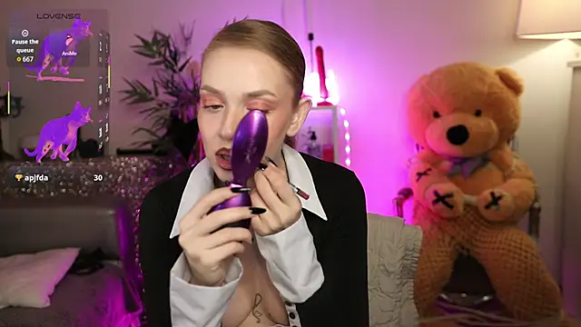 NovaHollisx online show from February 19, 2026, 5:03 am