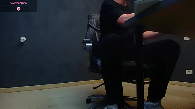 EnzoRace online show from October 18, 2025, 4:26 am