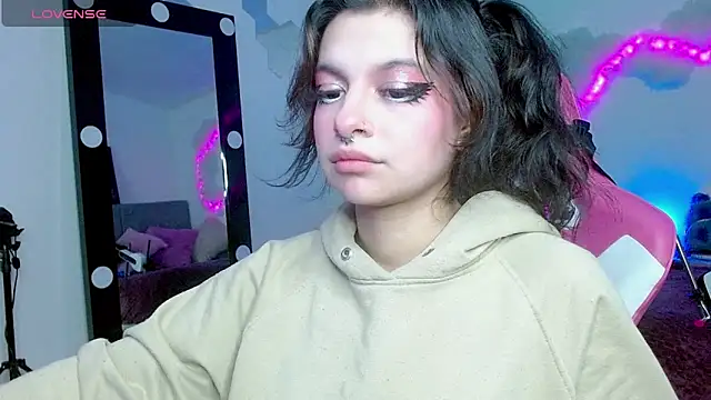 larah uwu online show from October 23, 2025, 8:18 pm