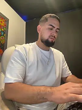 Yuber3 online show from October 25, 2025, 2:56 pm