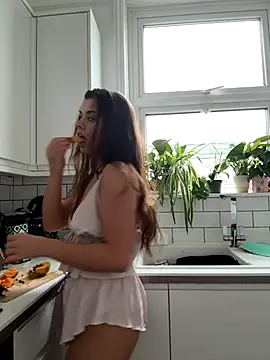 Snapshot of AlitaNova chatting on October 7, 2025, 10:56 am AlitaNova online show from October 7, 2025, 10:56 am