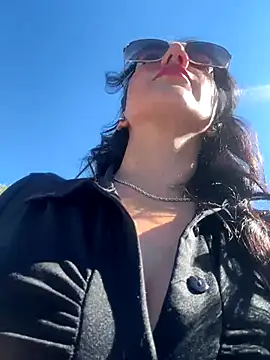 Ninabigtitied online show from October 1, 2025, 9:59 am