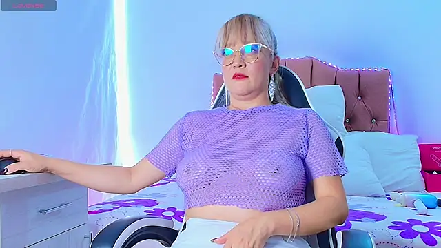 naomi diamond  online show from April 21, 2026, 3:28 pm