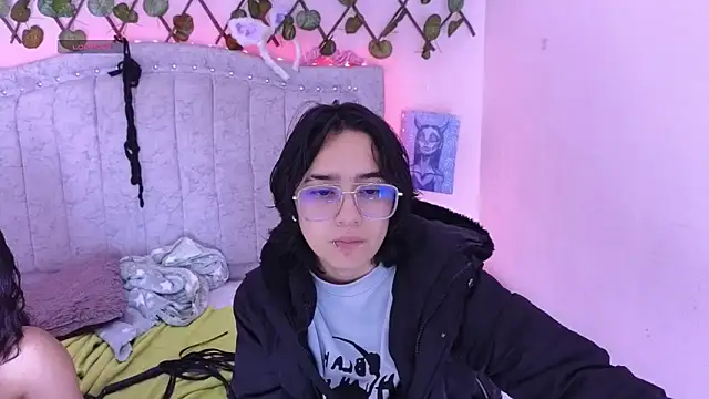 Snapshot of katalinathxandbritney1 chatting on September 9, 2025, 10:53 pm katalinathxandbritney1 online show from September 9, 2025, 10:53 pm