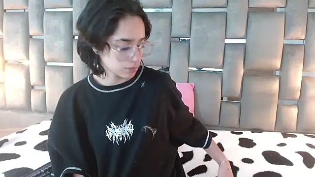 Snapshot of katalinathxandbritney1 chatting on September 11, 2025, 2:44 am katalinathxandbritney1 online show from September 11, 2025, 2:44 am