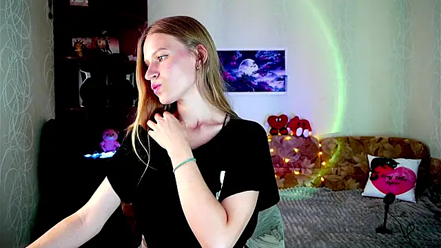 Snapshot of Luntryy chatting on September 9, 2025, 9:09 am Luntryy online show from September 9, 2025, 9:09 am