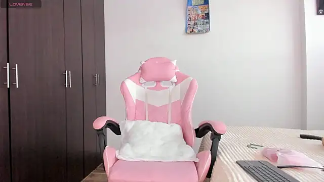 kendal hot01 online show from February 16, 2026, 6:04 pm