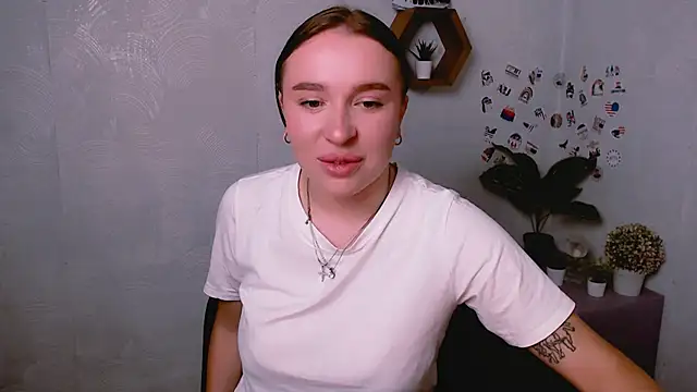 JuliaTopp  online show from September 17, 2025, 7:10 am