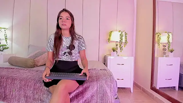 mia rousse25 online show from September 20, 2025, 1:34 pm