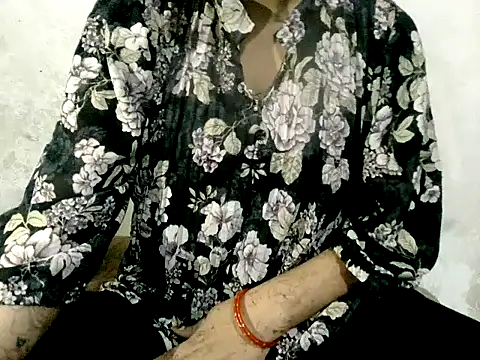 Snapshot of RIYA_SOOD chatting on October 14, 2025, 4:08 pm RIYA SOOD online show from October 14, 2025, 4:08 pm