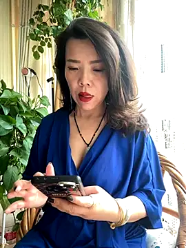 anna yngs online show from November 6, 2025, 2:23 am