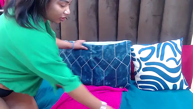 AfricanQueenxx40 online show from November 14, 2025, 7:34 pm