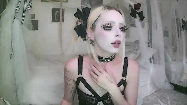 bl0odsyring3 online show from April 10, 2026, 9:08 pm