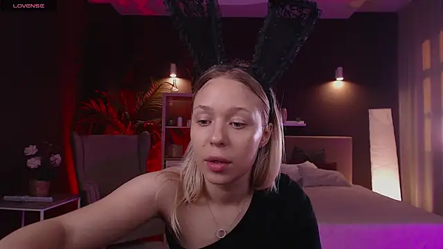 Pooja Hegde online show from September 26, 2025, 1:09 am