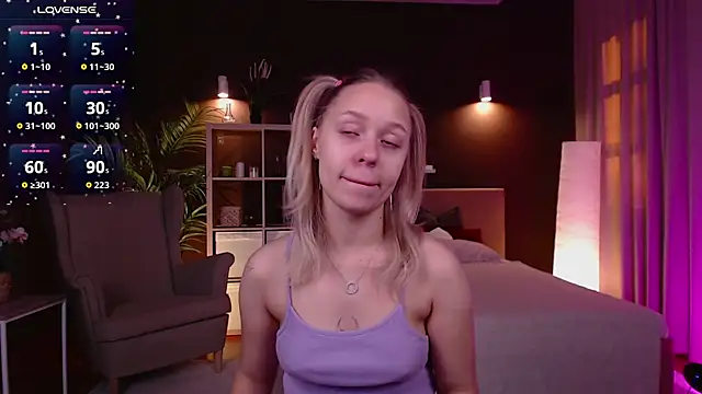 Pooja Hegde online show from September 30, 2025, 1:10 am