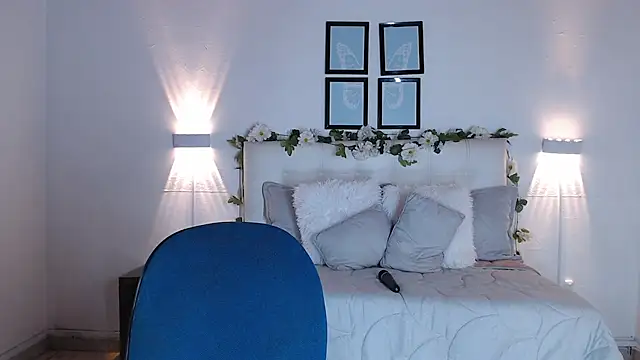 Megan 05  online show from September 19, 2025, 6:19 pm