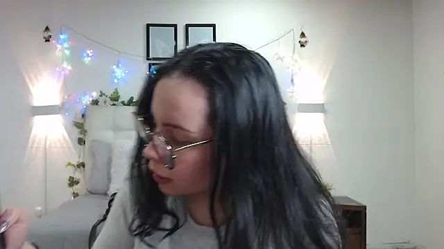 Megan 05  online show from May 19, 2026, 7:31 pm