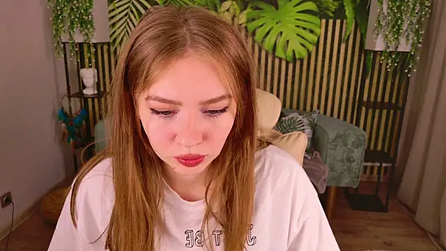 Moon  Bunny online show from September 8, 2025, 4:17 pm