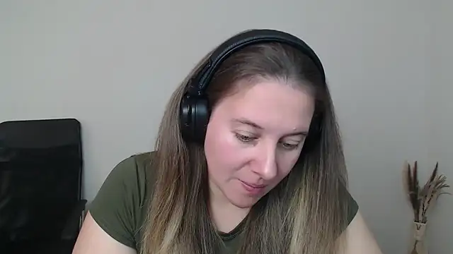 Snapshot of Darklure_ chatting on November 4, 2025, 3:44 pm Darklure online show from November 4, 2025, 3:44 pm