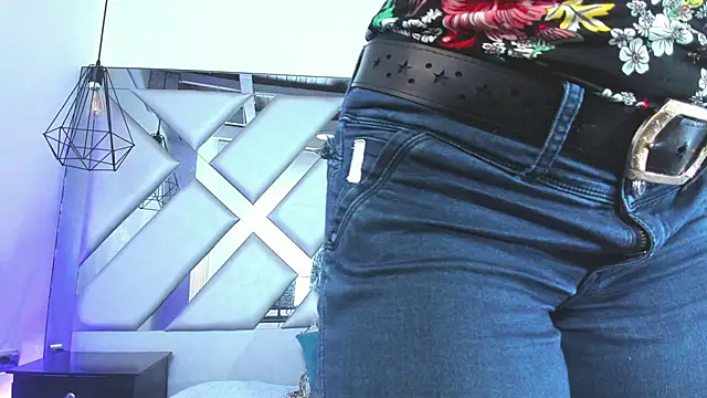 Lorenn Hill online show from November 22, 2025, 1:32 pm