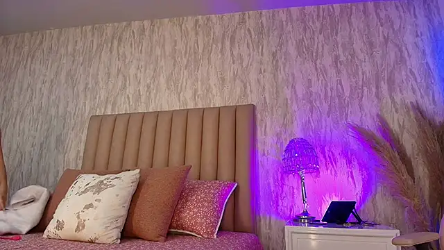 Emely florence  online show from March 9, 2026, 8:13 pm