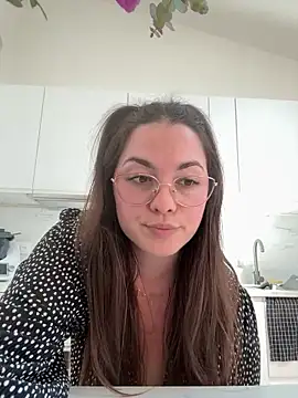 Snapshot of liloush__ chatting on April 20, 2026, 1:47 pm liloush online show from April 20, 2026, 1:47 pm