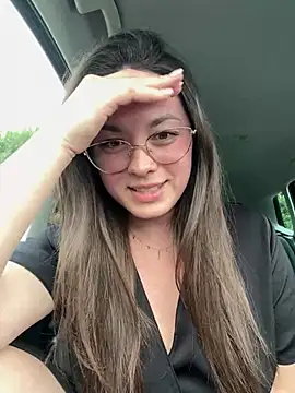 Snapshot of liloush__ chatting on April 25, 2026, 4:48 pm liloush online show from April 25, 2026, 4:48 pm