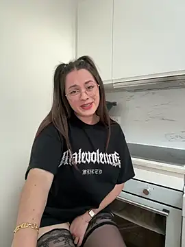 Snapshot of liloush__ chatting on May 19, 2026, 6:36 pm liloush online show from May 19, 2026, 6:36 pm