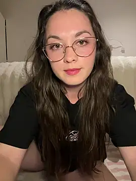 Snapshot of liloush__ chatting on June 1, 2026, 7:59 pm liloush online show from June 1, 2026, 7:59 pm