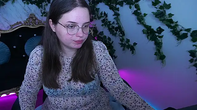 SophieDreamss online show from October 8, 2025, 1:42 pm