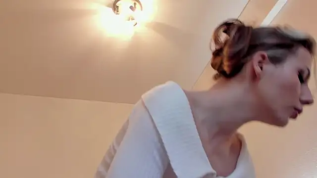 Snapshot of MilaDeLune chatting on October 23, 2025, 3:22 pm MilaDeLune online show from October 23, 2025, 3:22 pm