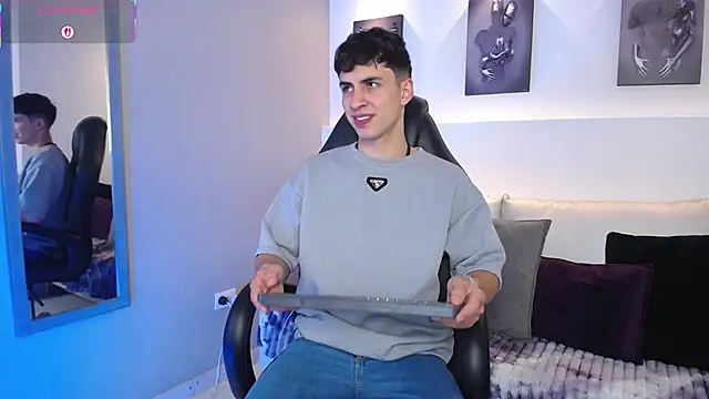 AdrianRinaldi online show from September 25, 2025, 8:12 pm