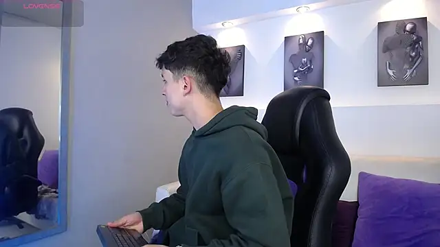 AdrianRinaldi online show from September 30, 2025, 7:52 pm