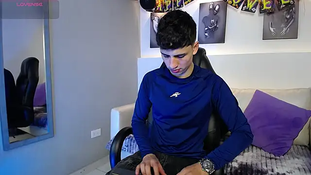 AdrianRinaldi online show from October 13, 2025, 8:31 pm