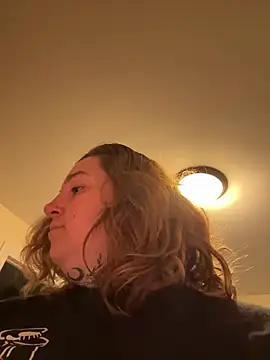 vanessraine online show from April 29, 2026, 2:48 am