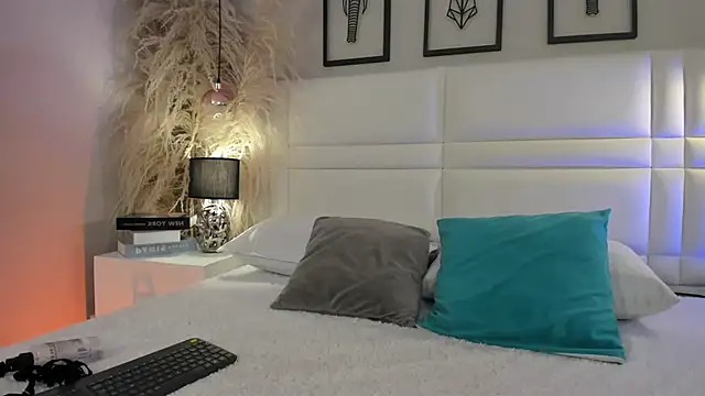 Viollet xoxo online show from December 5, 2025, 8:05 pm