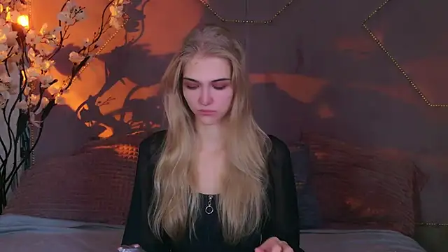 4example Chloe online show from October 6, 2025, 10:45 am