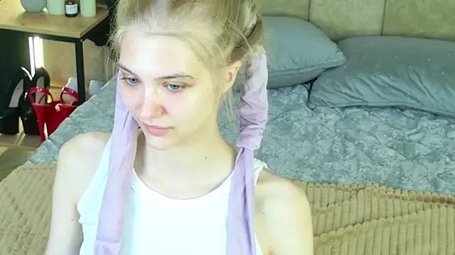 4example Chloe online show from May 8, 2026, 5:35 am