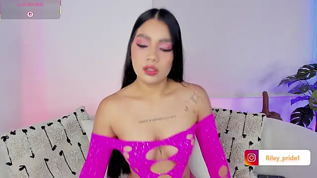 Snapshot of Cutie_Riley chatting on October 9, 2025, 3:32 pm Cutie Riley online show from October 9, 2025, 3:32 pm