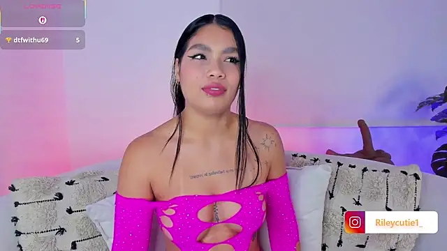 Snapshot of Cutie_Riley chatting on November 16, 2025, 2:33 pm Cutie Riley online show from November 16, 2025, 2:33 pm