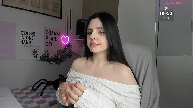 LiaWoow online show from November 9, 2025, 2:48 pm