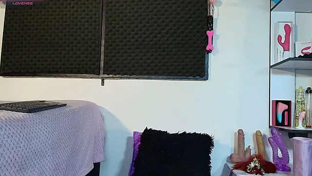 karlamoon23 online show from March 28, 2026, 8:52 pm