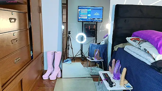 karlamoon23 online show from April 1, 2026, 8:06 pm